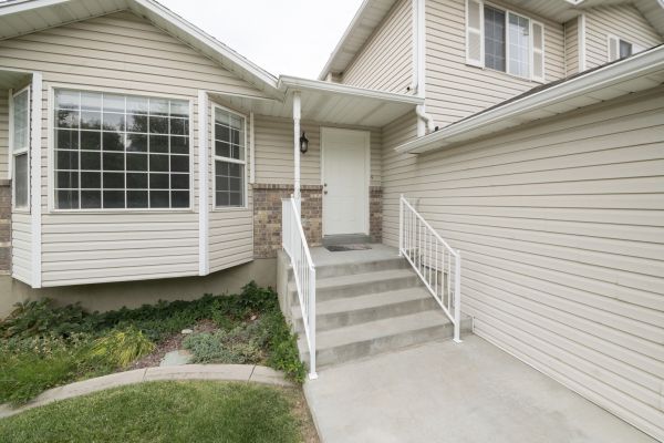 Cost of White Vinyl Siding Replacement in Nampa
